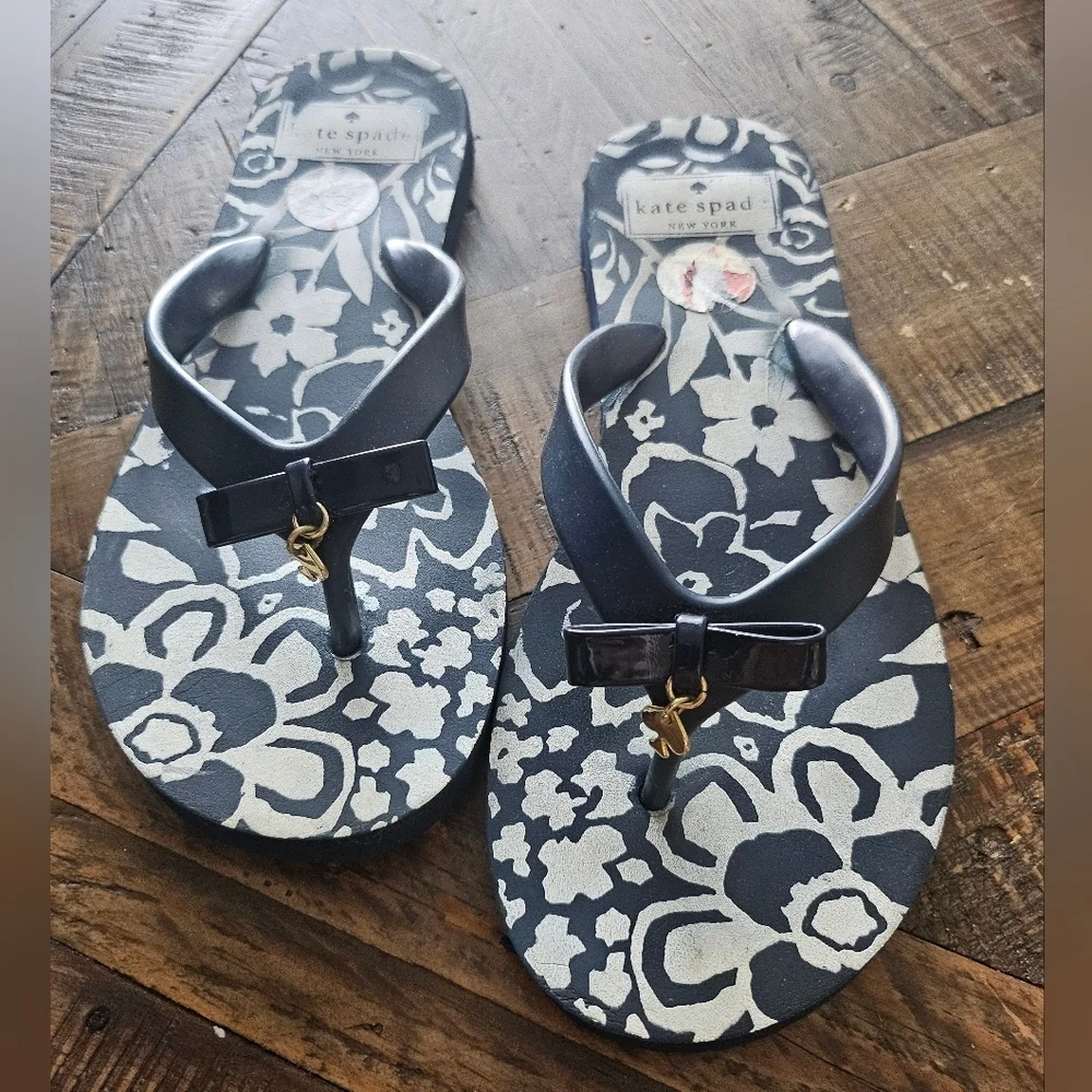 Kate Spade Women's Bow Floral Flip Flops with Gold Spade charm Sandals size 6.